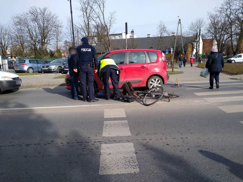 Wypadek przy rondzie: ul. Mickiewicza zamknięta dla ruchu, na miejscu służby