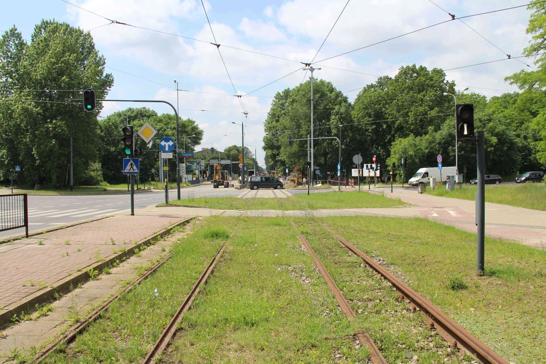 Nieczynne przystanki tramwajowe przy Konstantynowskiej