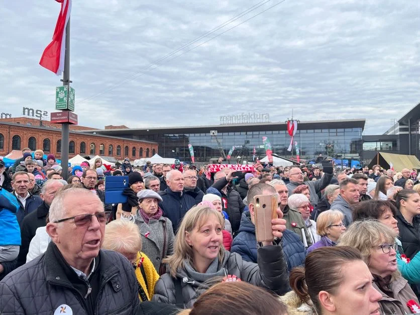 Obchody Święta Niepodległości w Łodzi na rynku Manufaktury