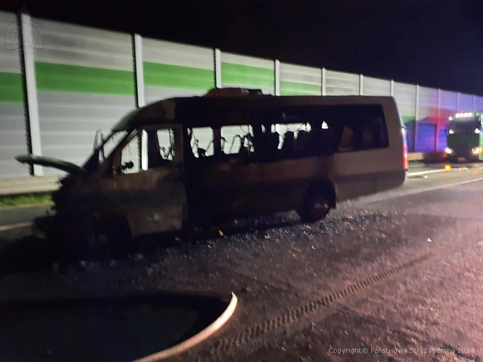 Na autostradzie A1 doszło do pożaru busa. Pojazd doszczętnie spłonął, straty wyceniono na pół miliona [ZDJĘCIA] - Zdjęcie główne