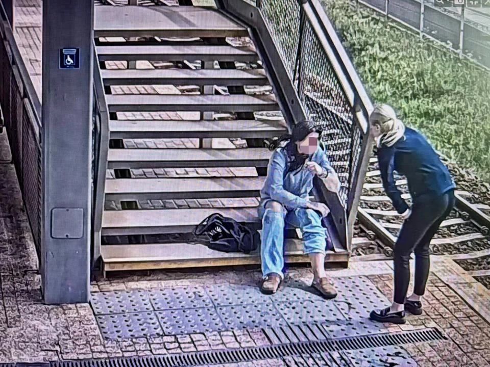 Chwile grozy na peronie SKM. Kobieta wpadła na tory tuż obok pociągu