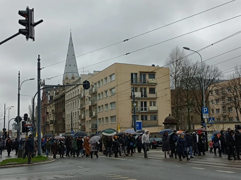 Marsz papieski w Łodzi. Setki łodzian ruszyło ulicami miasta [zdjęcia]