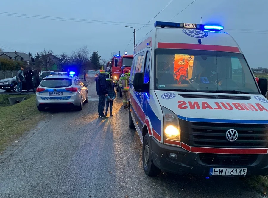 Tragedia na drodze. Kierowca wypadł z samochodu w czasie dachowania