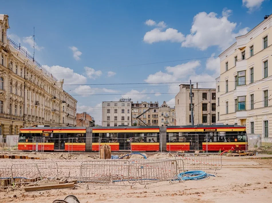 W Śródmieściu pojawiło się nowe torowisko. To ważny etap budowy tunelu kolejowego pod Łodzią [ZDJĘCIA] - Zdjęcie główne