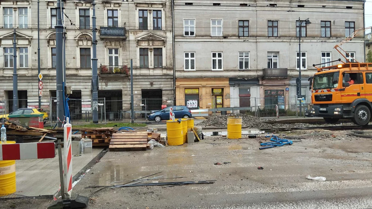 Trwa łączenie nowego torowiska ze starym przy ul.Legionów w Łodzi