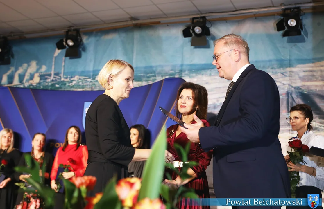 Starosta gratulował pracownikom podczas gali. Kto znalazł się wśród wyróżnionych? [FOTO] - Zdjęcie główne