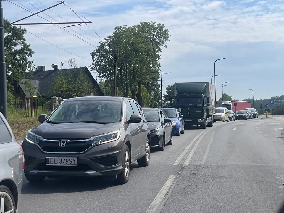 Uwaga! W tym korku w Łodzi można stanąć na kilkadziesiąt minut. Problem ma niebawem zniknąć - Zdjęcie główne