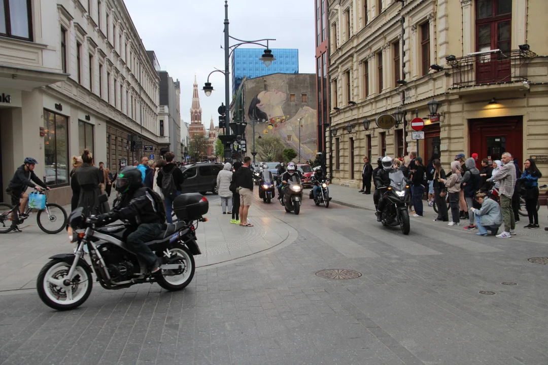 Wielka parada motocyklowa na ulicy Piotrkowskiej w Łodzi