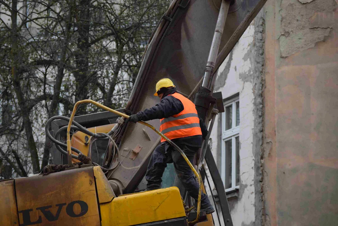 Ogromne kłęby kurzu na Kilińskiego 49. Zobacz najnowsze zdjęcia z placu wyburzania