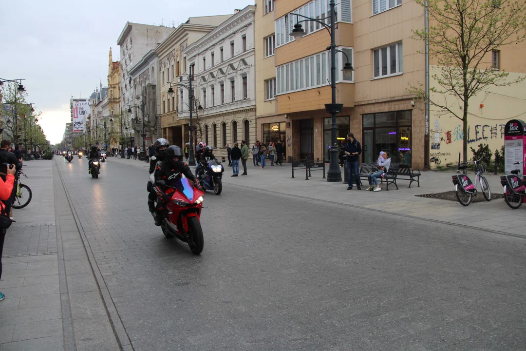 Wielka parada motocyklowa na ulicy Piotrkowskiej w Łodzi