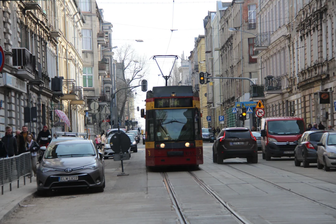 Ulica Legionów w Łodzi - tramwaje mają tutaj problem z przejazdem