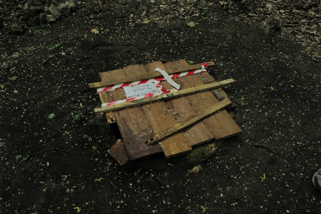 Na terenie Parku Zbójnickiego na Stokach znaleziono szczątki i płyty nagrobne