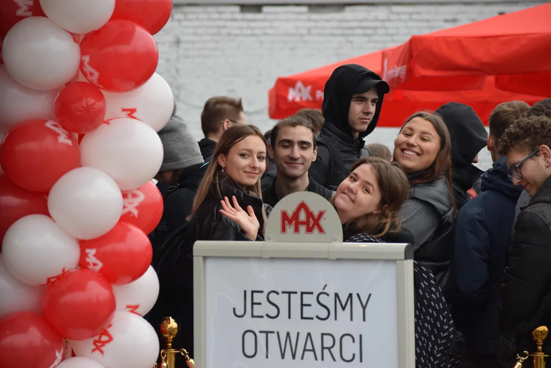 Tłumy łodzian na otwarciu restauracji MAX Premium Burgers. Tego jeszcze w Łodzi nie było [ZOBACZ ZDJĘCIA] - Zdjęcie główne