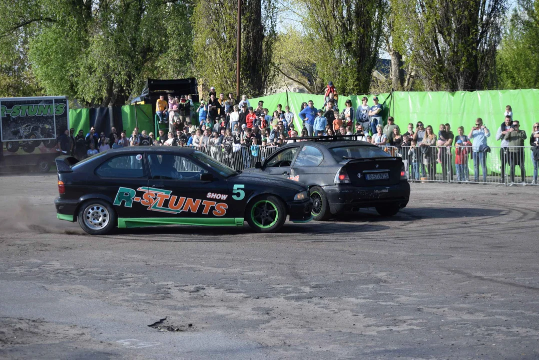 Giganty na czterech kołach zrobiły duże show! Widowiskowy pokaz monster trucków