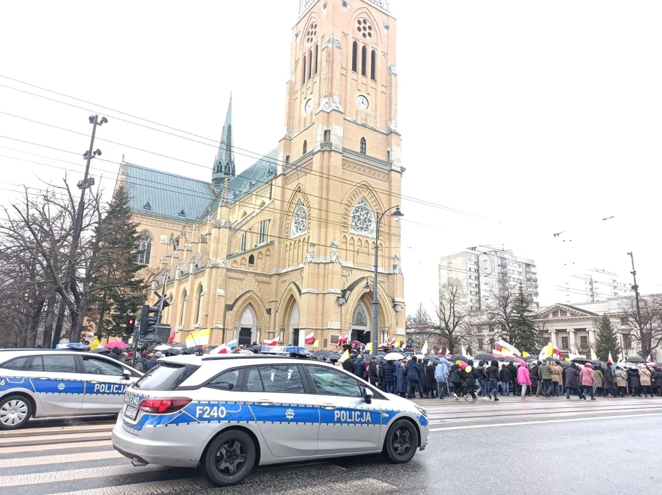 Marsz papieski w Łodzi. Setki łodzian ruszyło ulicami miasta [zdjęcia]