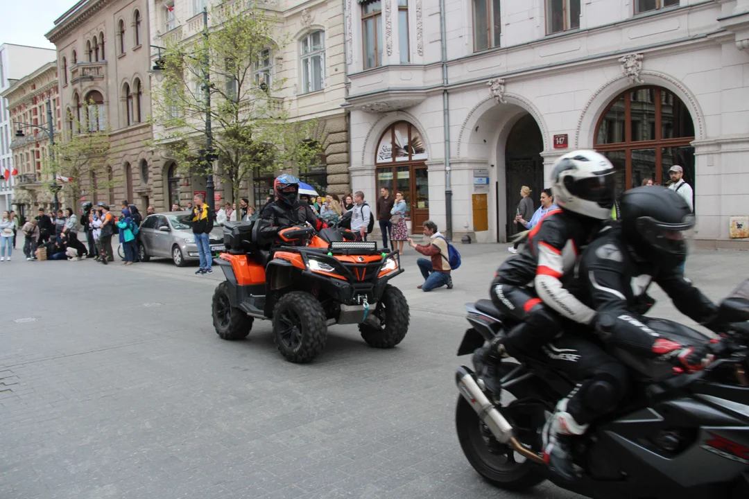 Wielka parada motocyklowa na ulicy Piotrkowskiej w Łodzi