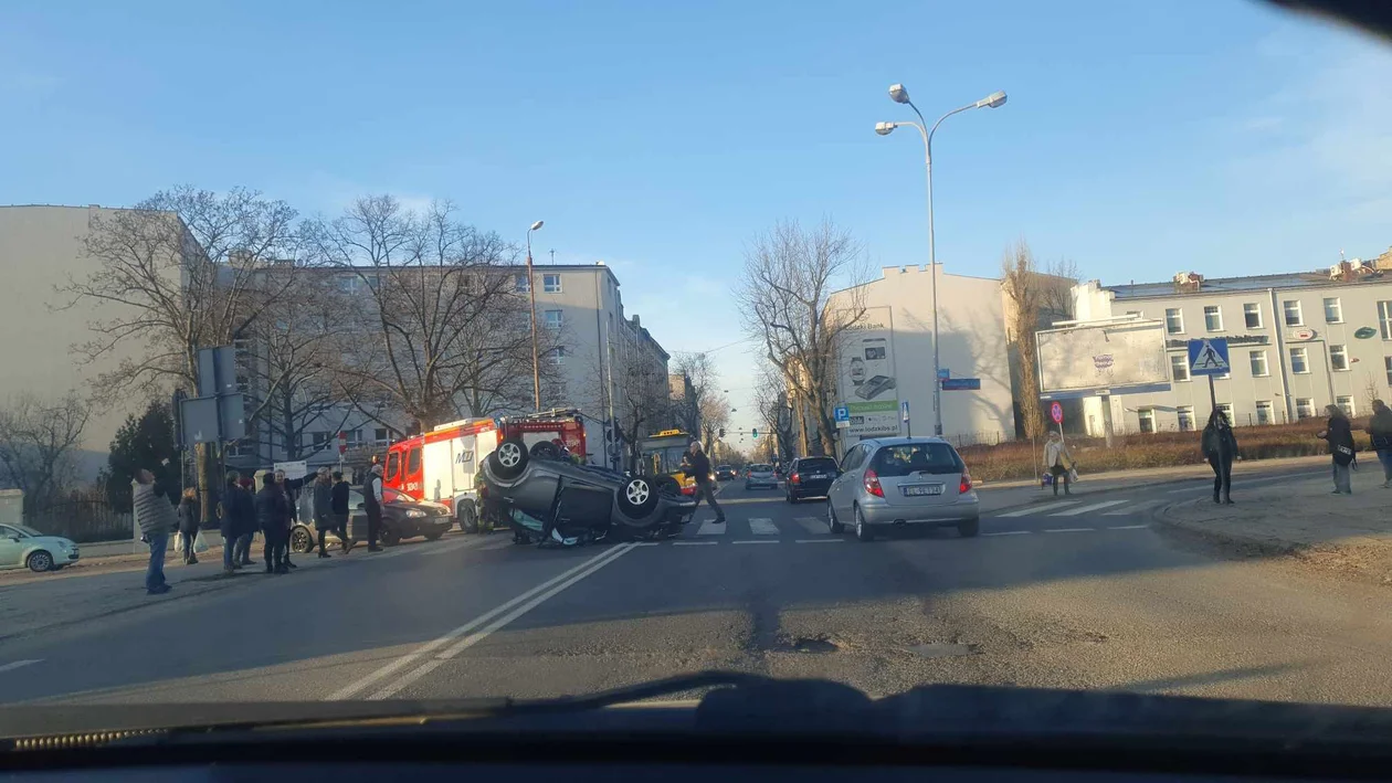 Dachował samochód w centrum Łodzi