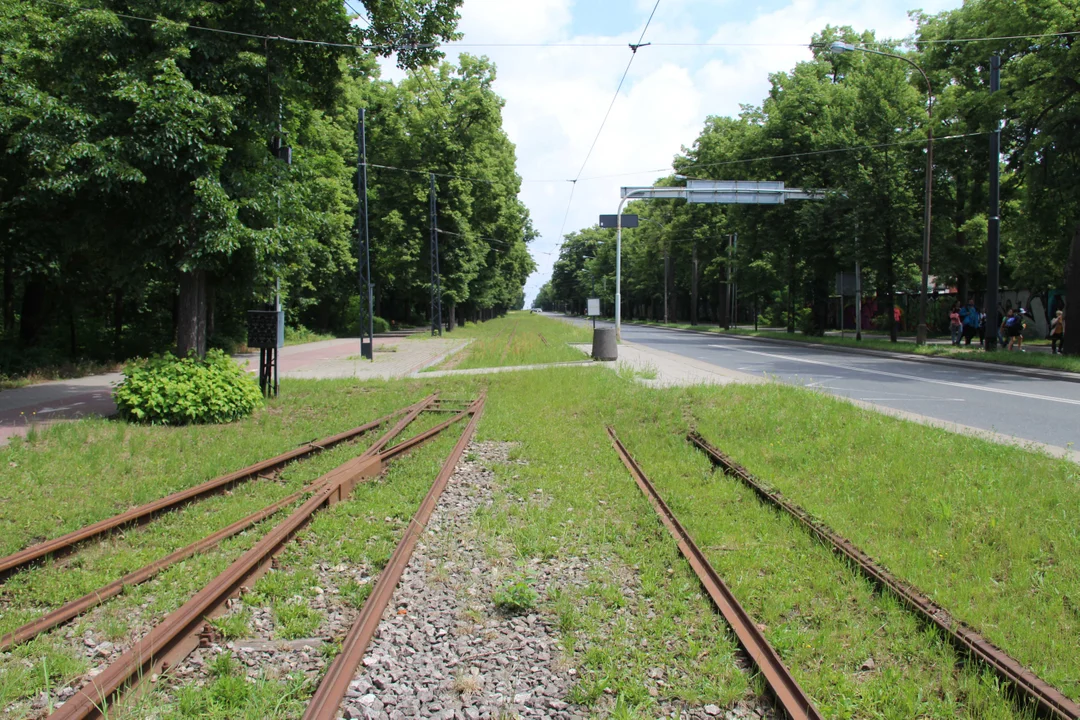 Nieczynne przystanki tramwajowe przy Konstantynowskiej