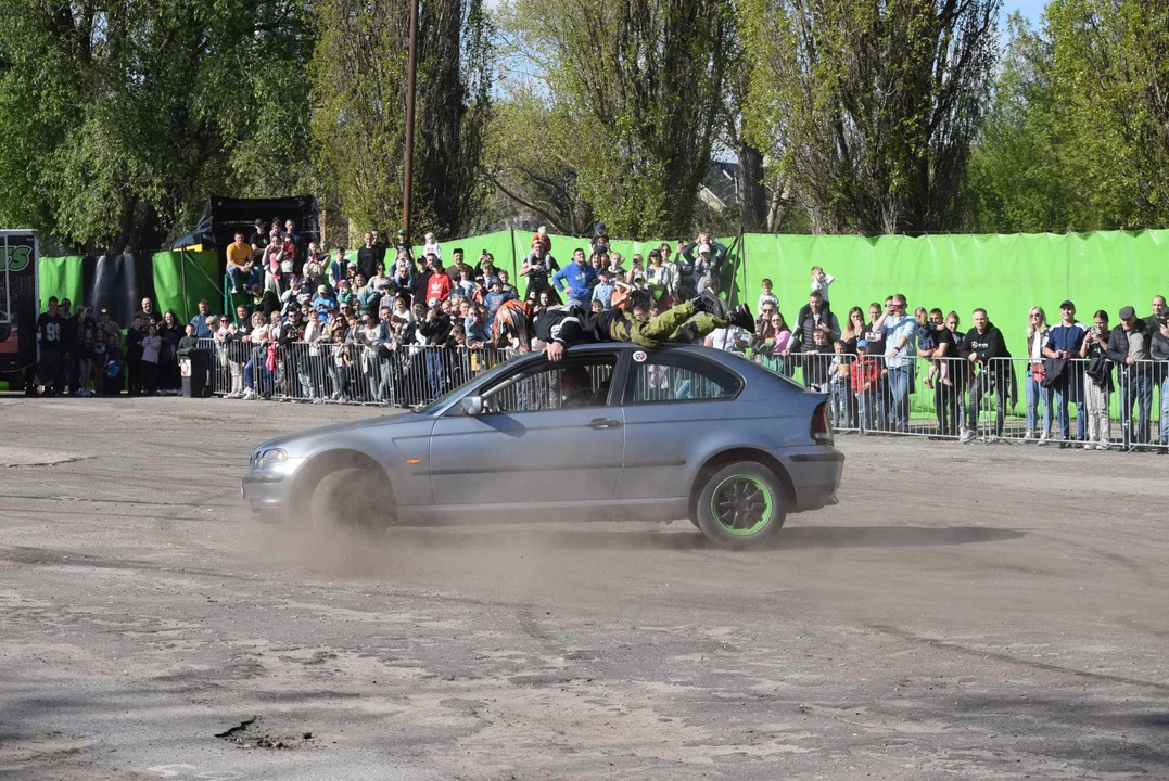 Giganty na czterech kołach zrobiły duże show! Widowiskowy pokaz monster trucków