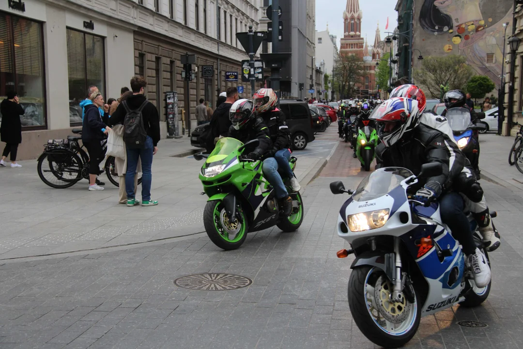 Wielka parada motocyklowa na ulicy Piotrkowskiej w Łodzi