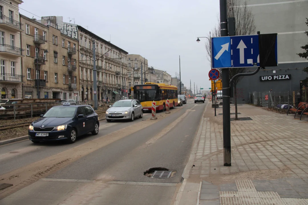 Dziura przy przystanku autobusowym na ulicy Zachodniej w Łodzi