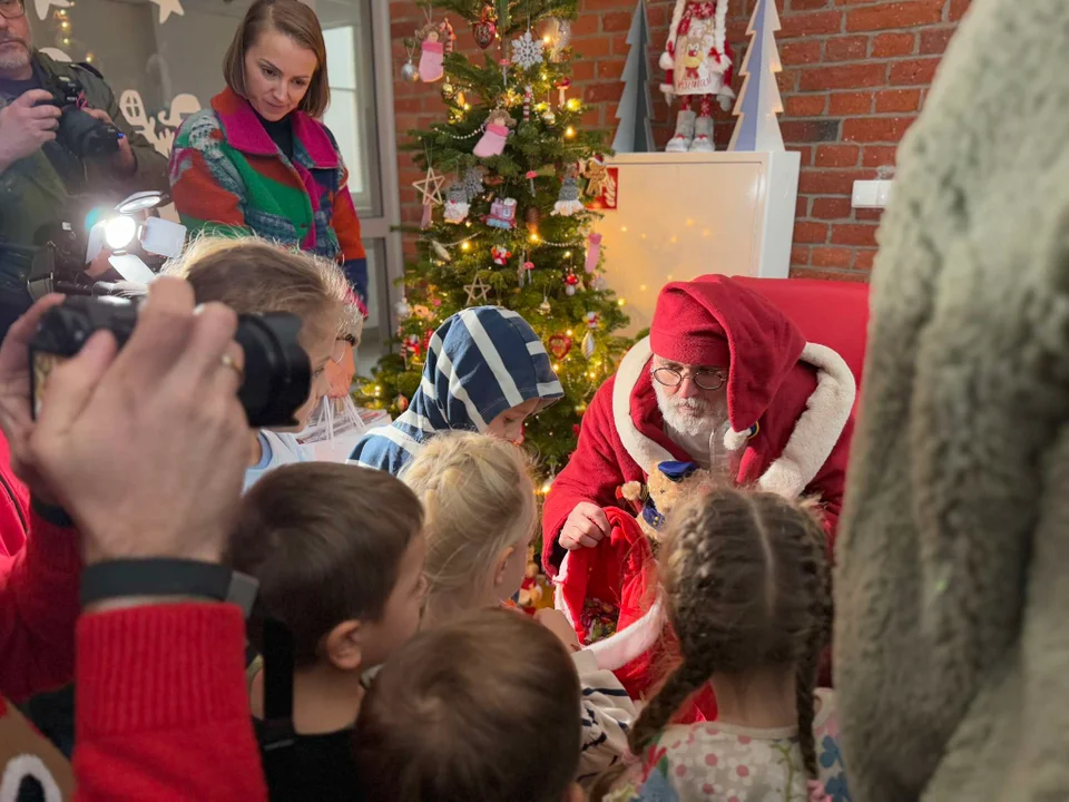 Święty Mikołaj w Łodzi. Jednym z punktów trasy Gwiazdora Szpital Pediatryczny im. Janusza Korczaka w Łodzi