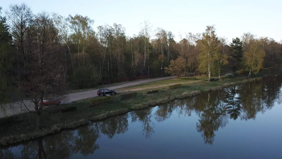 Sokolniki-Las w sezonie. Zobacz, jak zmienia się ta miejscowość, gdy przychodzi maj i przyjeżdżają letnicy [zdjęcia]