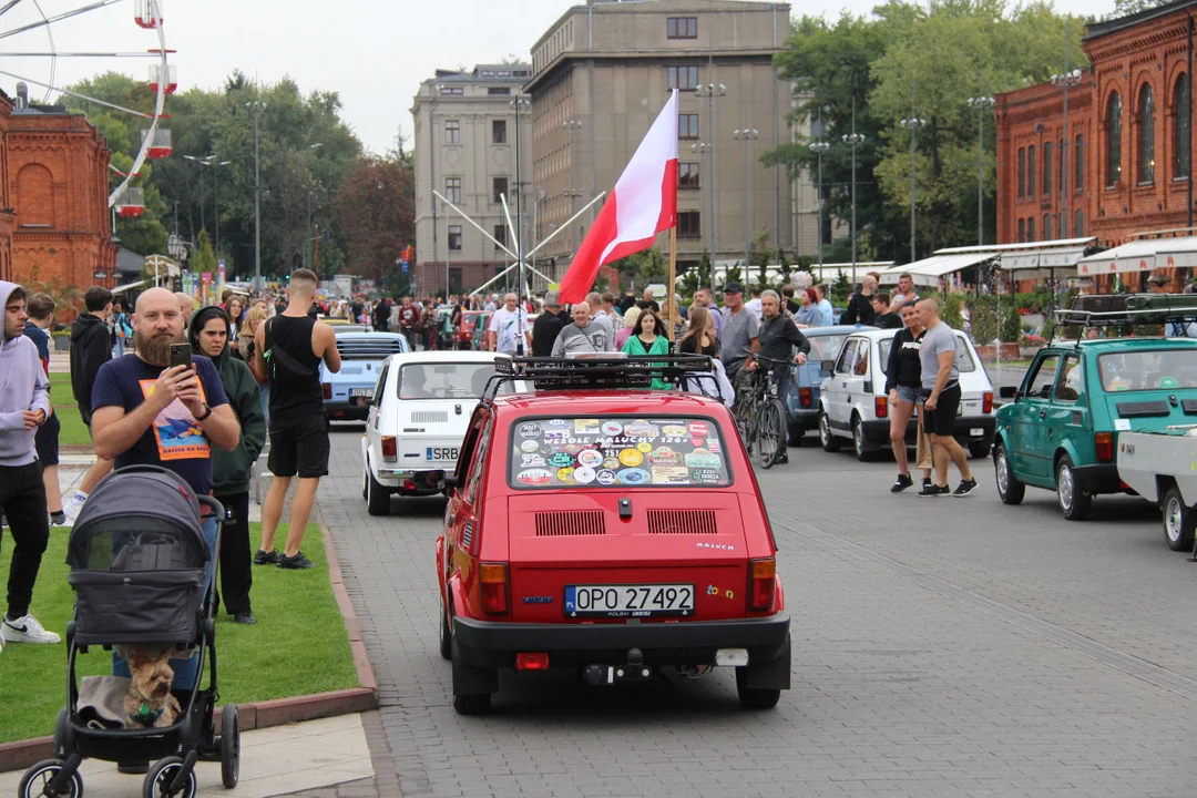 Wielki Zlot Maluchów na rynku w Manufakturze