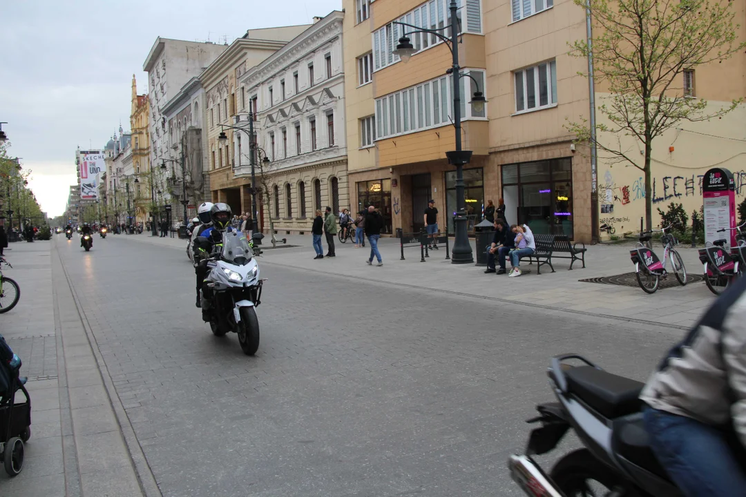 Wielka parada motocyklowa na ulicy Piotrkowskiej w Łodzi