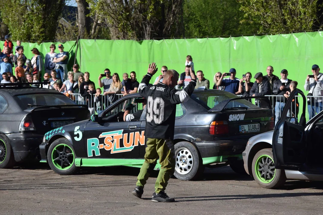 Giganty na czterech kołach zrobiły duże show! Widowiskowy pokaz monster trucków