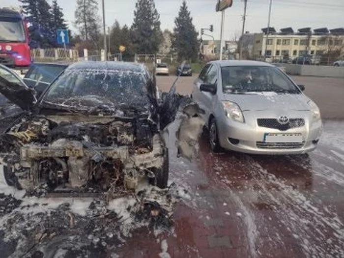 Pożar samochodu na parkingu przy jednym ze sklepów w Gostyninie