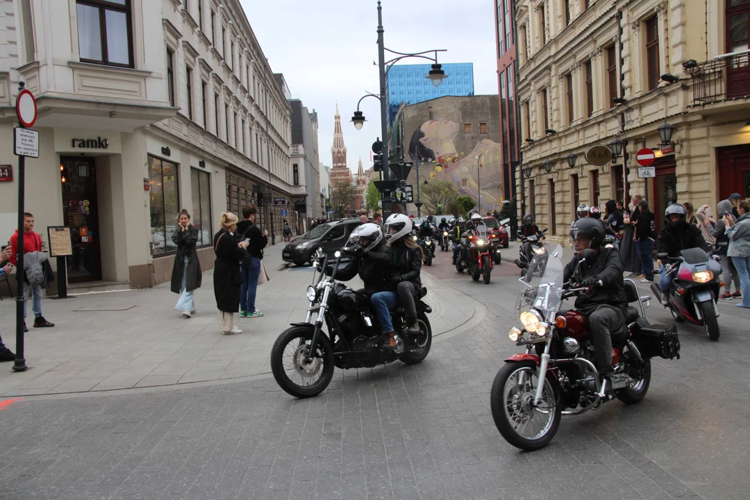 Wielka parada motocyklowa na ulicy Piotrkowskiej w Łodzi