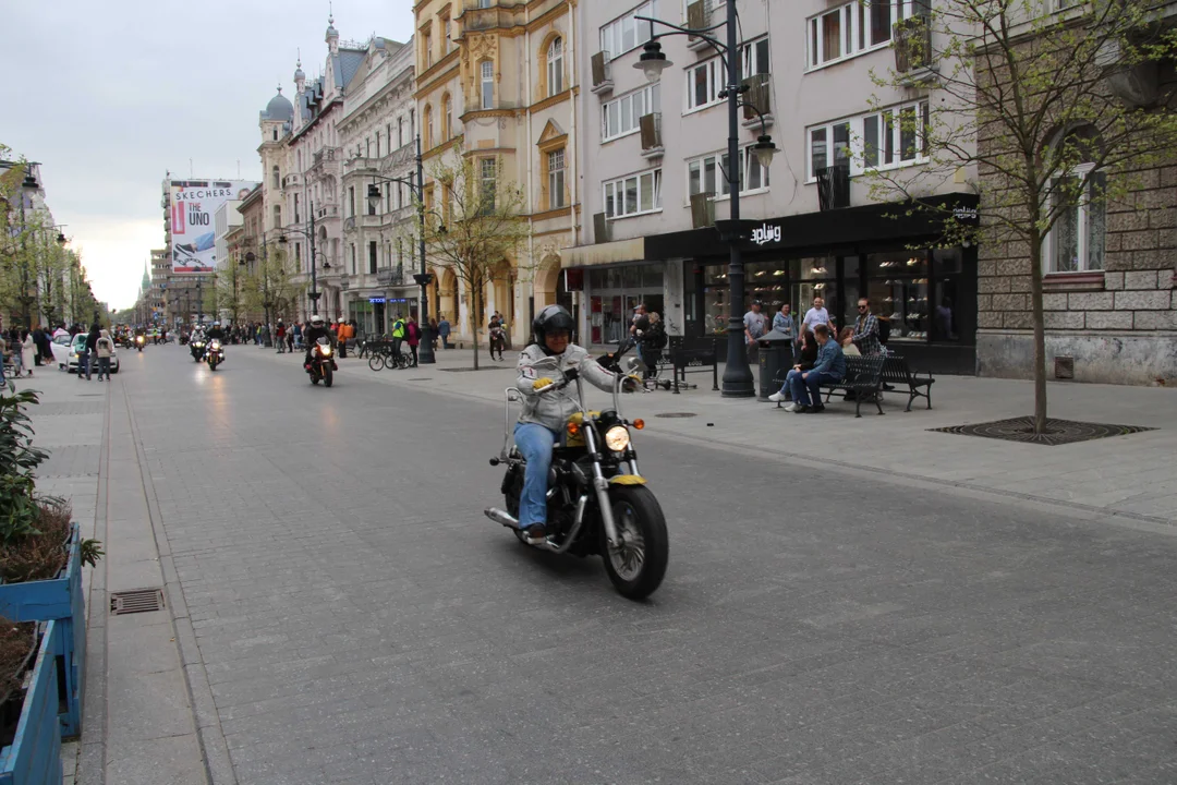 Wielka parada motocyklowa na ulicy Piotrkowskiej w Łodzi