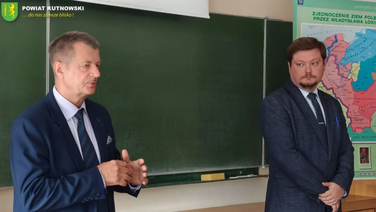 Starosta i przewodniczący rady poprowadzili lekcję w liceum