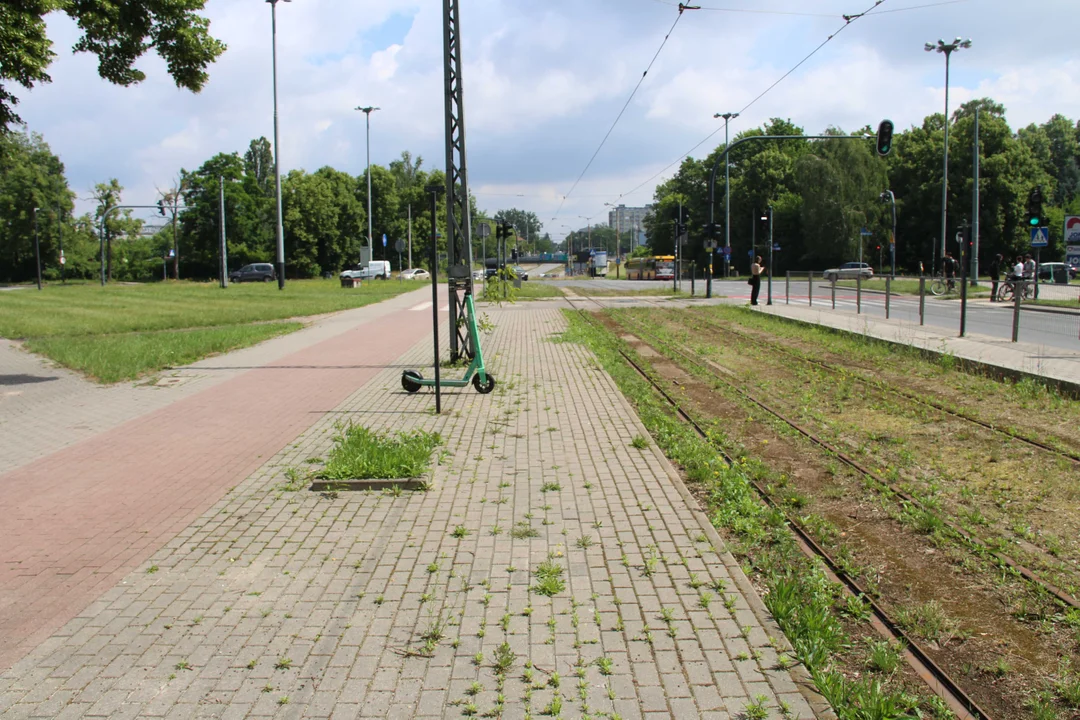 Nieczynne przystanki tramwajowe przy Konstantynowskiej