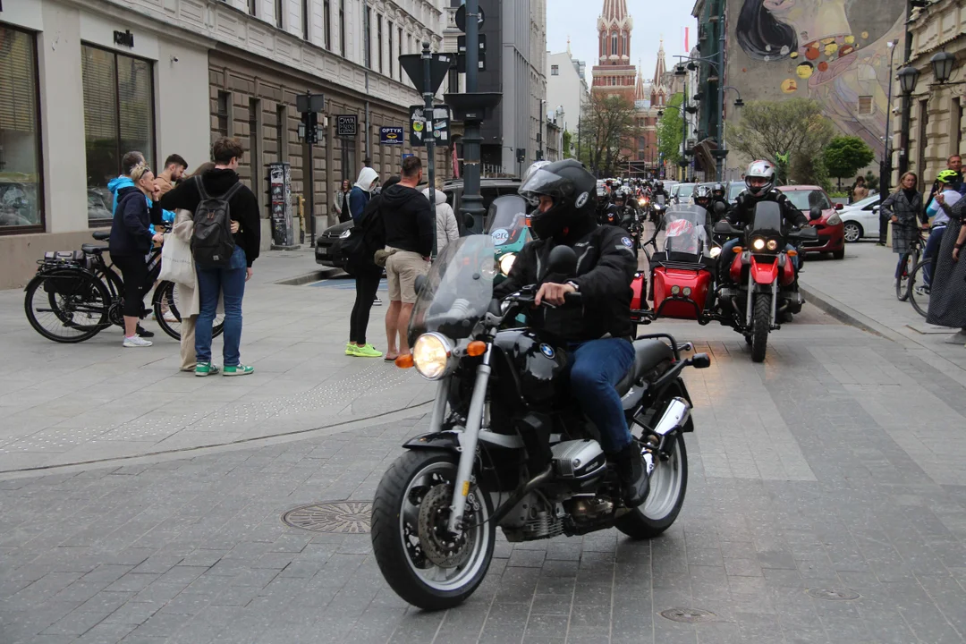 Wielka parada motocyklowa na ulicy Piotrkowskiej w Łodzi