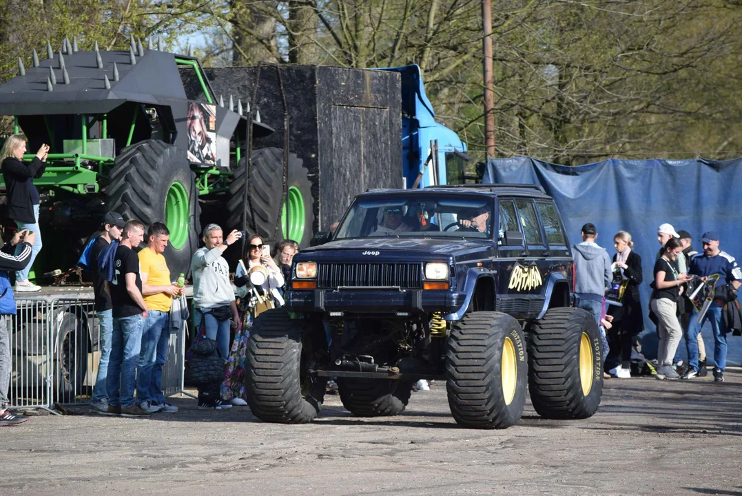 Giganty na czterech kołach zrobiły duże show! Widowiskowy pokaz monster trucków