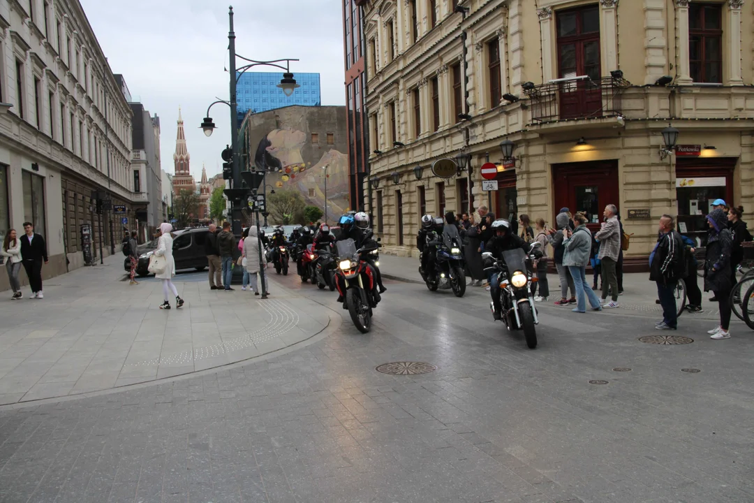 Wielka parada motocyklowa na ulicy Piotrkowskiej w Łodzi