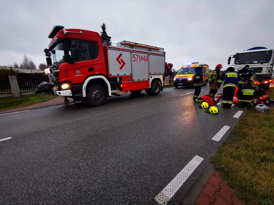 Wypadek  śmiertelny na drodze wojewódzkiej w Tarnówce w gminie Szadek