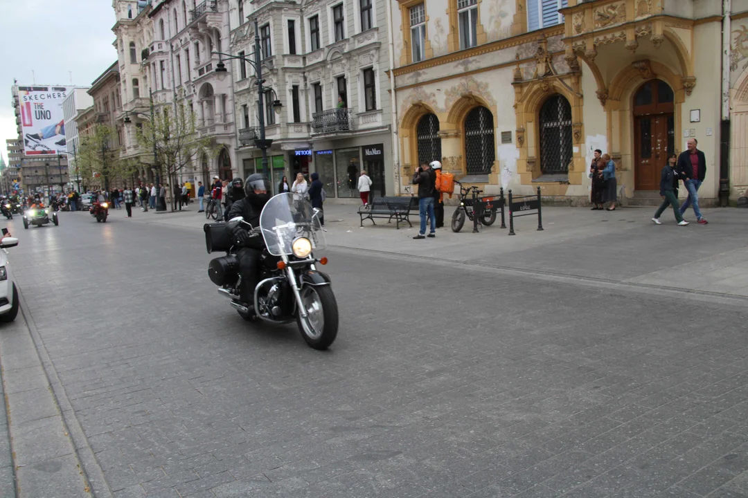 Wielka parada motocyklowa na ulicy Piotrkowskiej w Łodzi