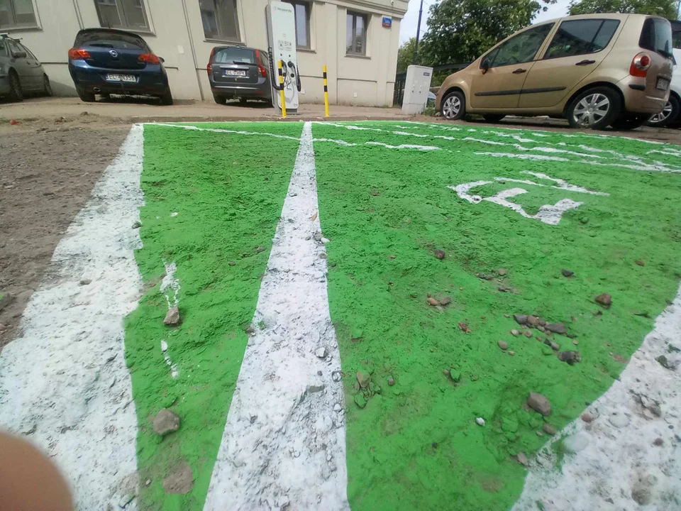 Stacja ładowania elektryków urządzona na zdewastowanym parkingu na ul. Solnej. Kto za to zapłacił?