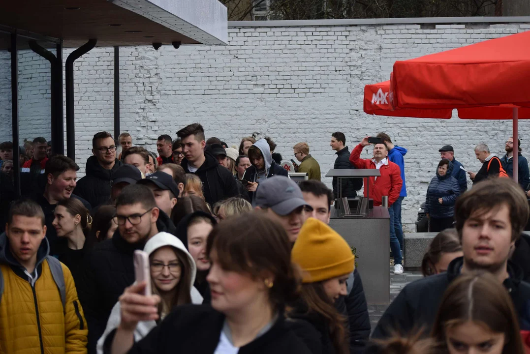 Tłumy łodzian na otwarciu restauracji MAX Premium Burgers. Tego jeszcze w Łodzi nie było [ZOBACZ ZDJĘCIA]