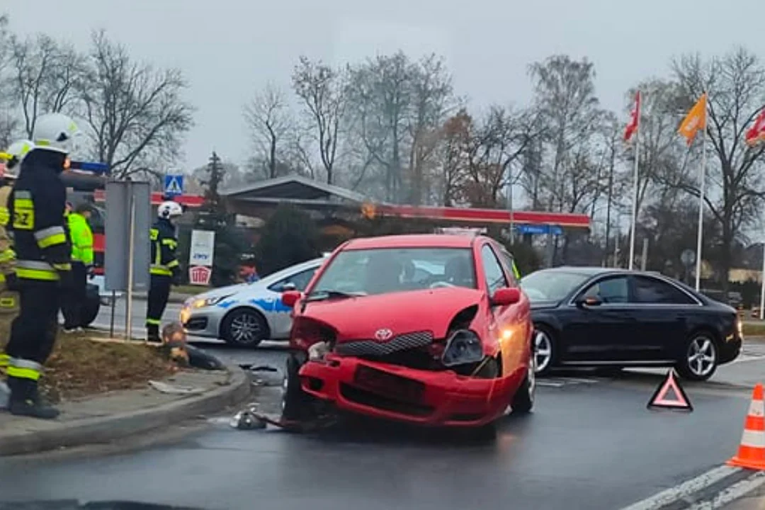 Roztrzaskane auta na bełchatowskim skrzyżowaniu. Straż, policja i karetka na miejscu - Zdjęcie główne