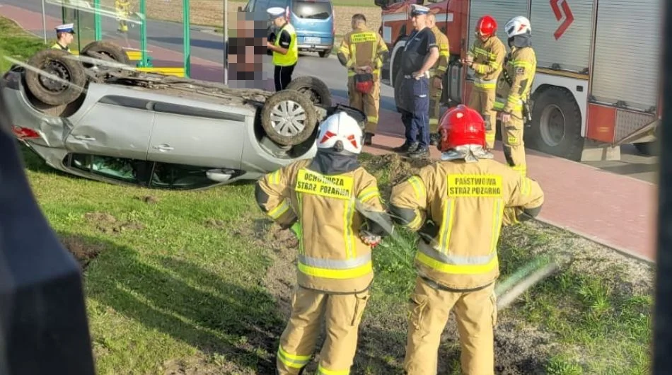 Auto dachowało pod Bełchatowem obok przystanku autobusowego. Na miejscu interweniowały służby [FOTO] - Zdjęcie główne