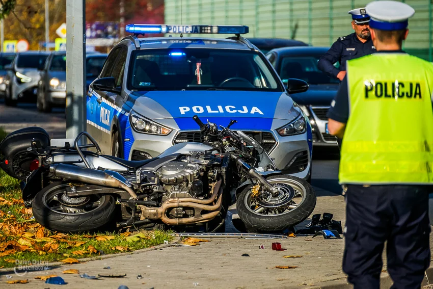 Wypadek na al. Wyszyńskiego. Policyjny motocykl zderzył się z osobówką