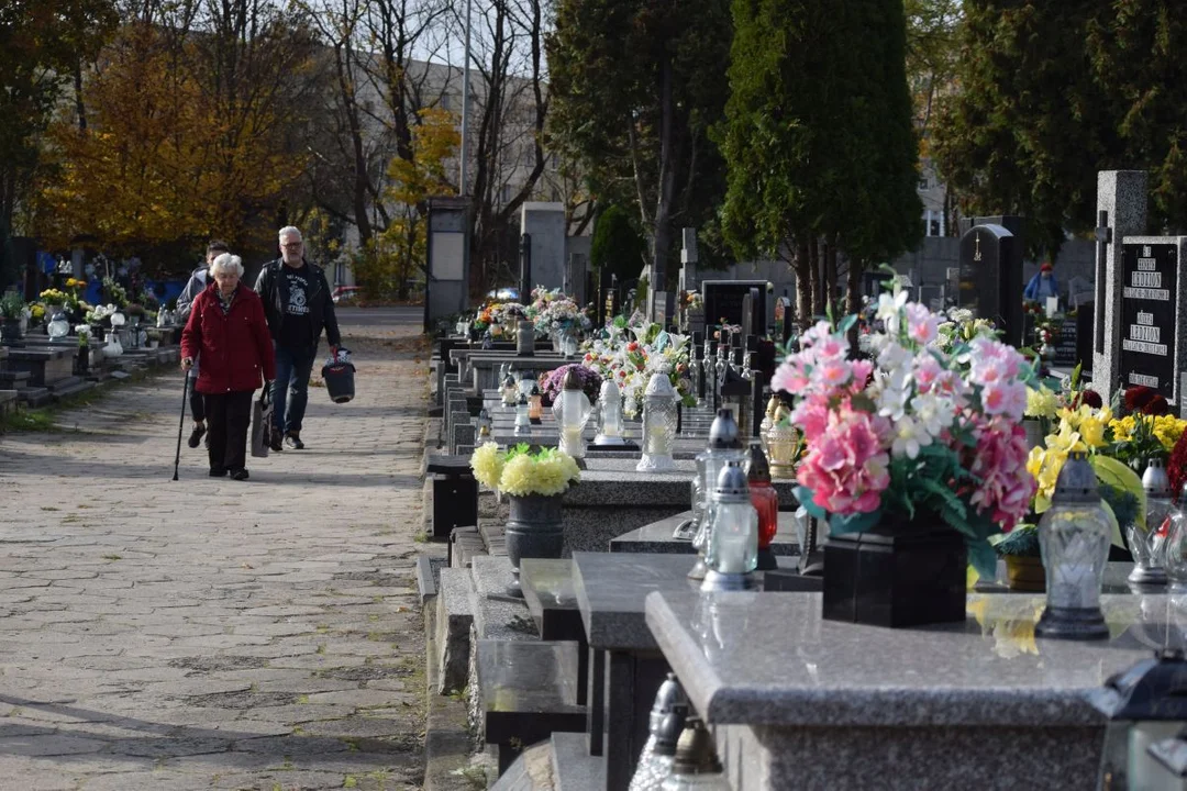 Łodzianie przygotowują groby bliskich do Wszystkich Świętych