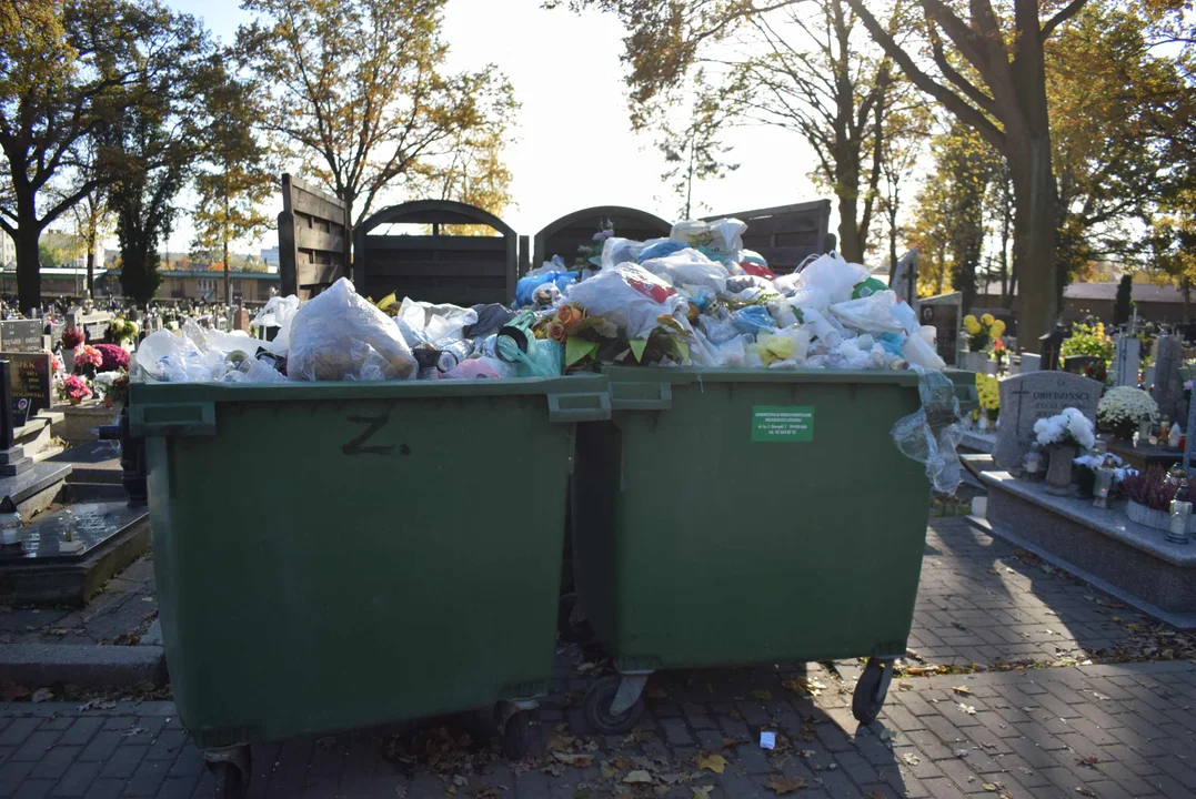 Śmieci na cmentarzach w Zgierzu