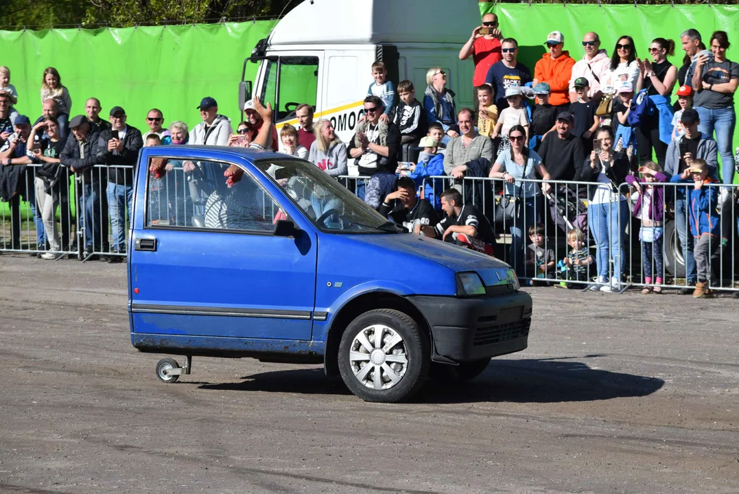 Giganty na czterech kołach zrobiły duże show! Widowiskowy pokaz monster trucków