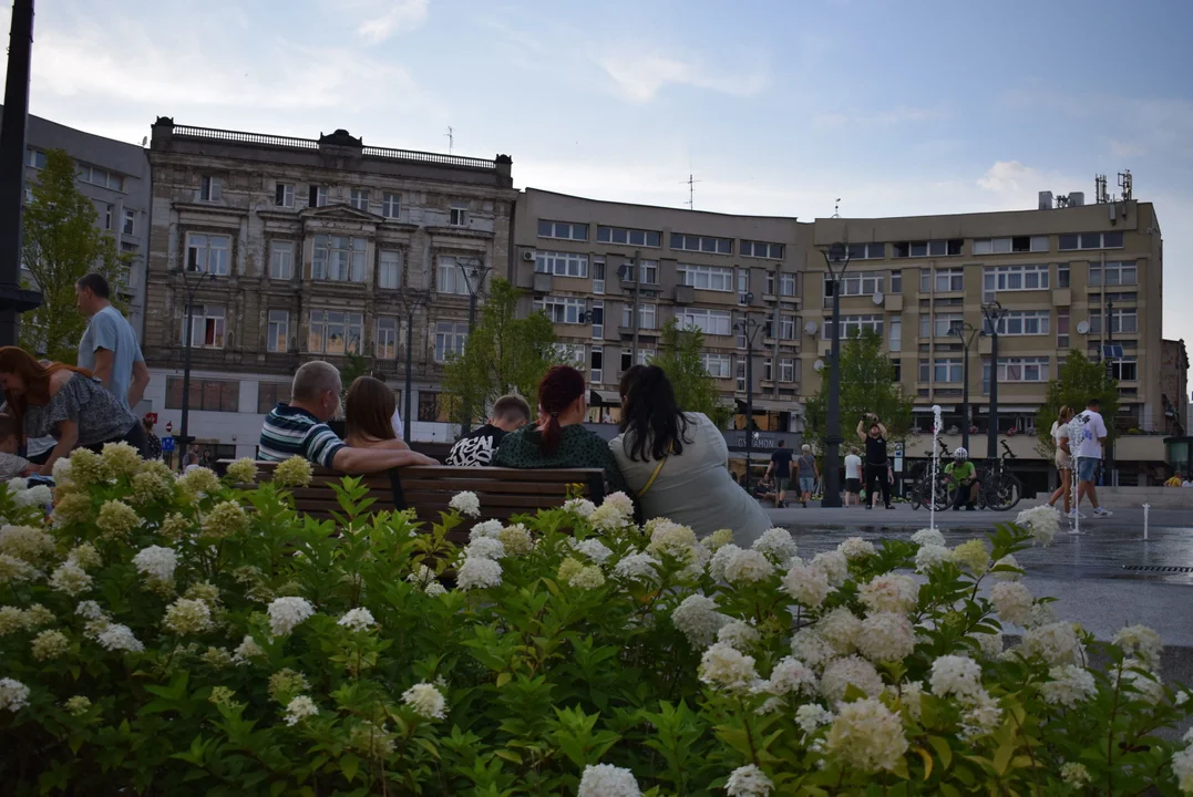 Łodzianie wypoczywają na placu Wolności