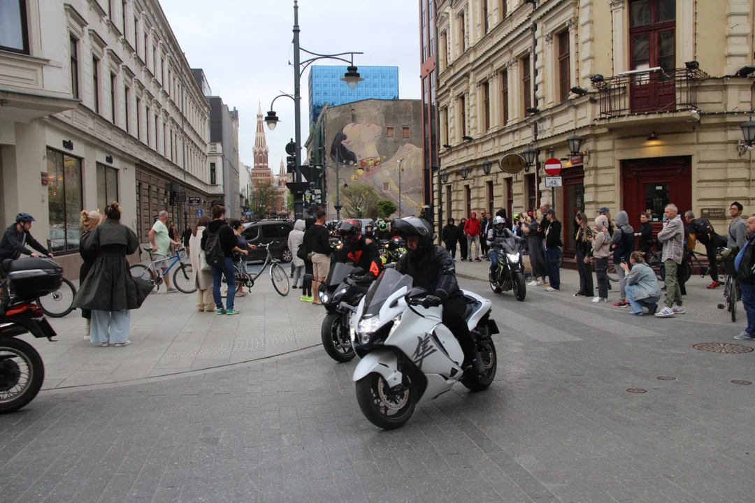 Wielka parada motocyklowa na ulicy Piotrkowskiej w Łodzi